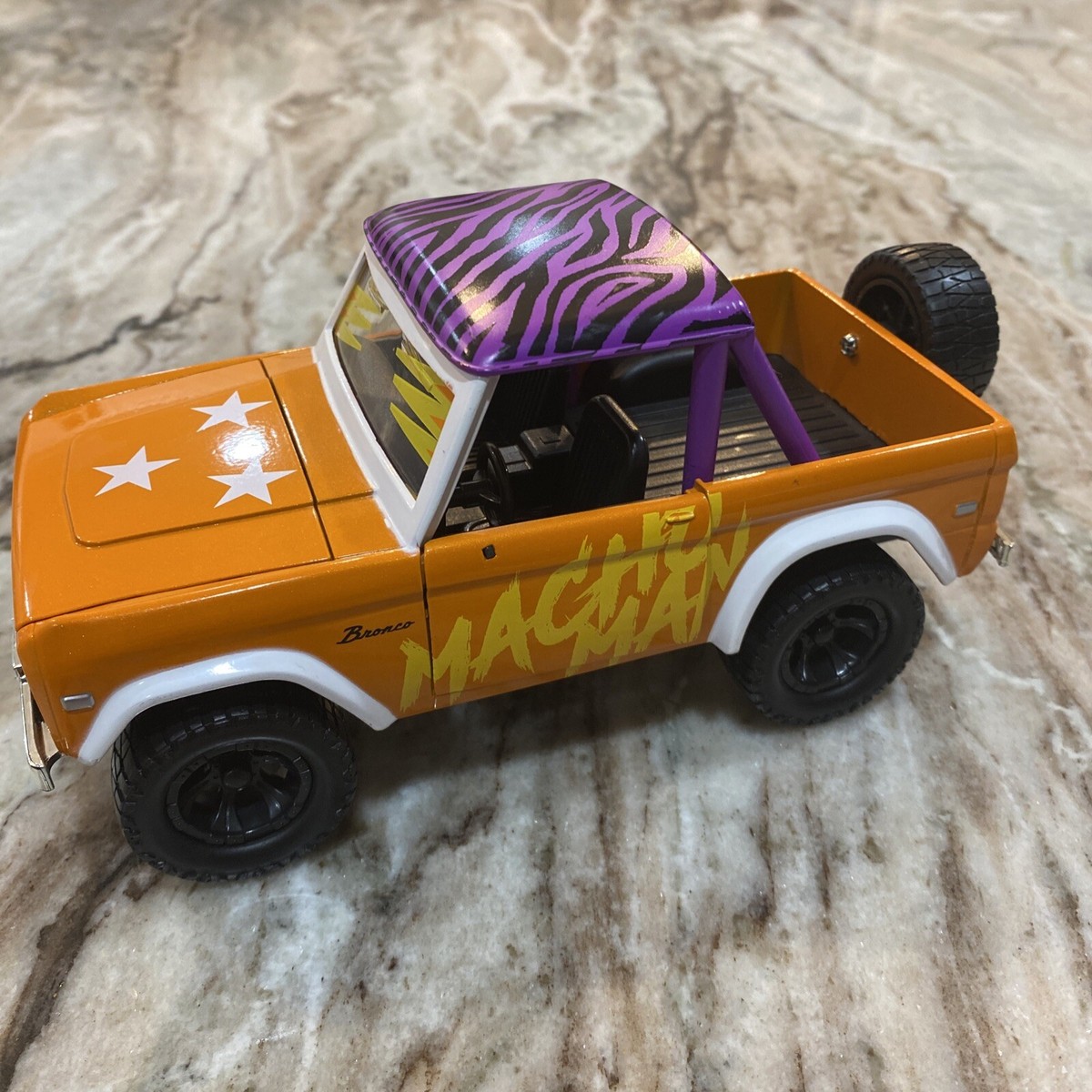 ミニカー Ford Bronco w/Macho Man Randy Savage 1973 Ford Bronco Pickup Truck Macho Man Randy Savage Diecast