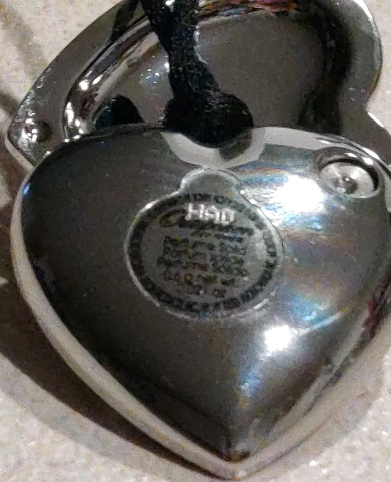 Avon 2010 Outspoken by Fergie perfume sólido 0,021 oz caixa original manga ajusta - Imagem 3 de 4