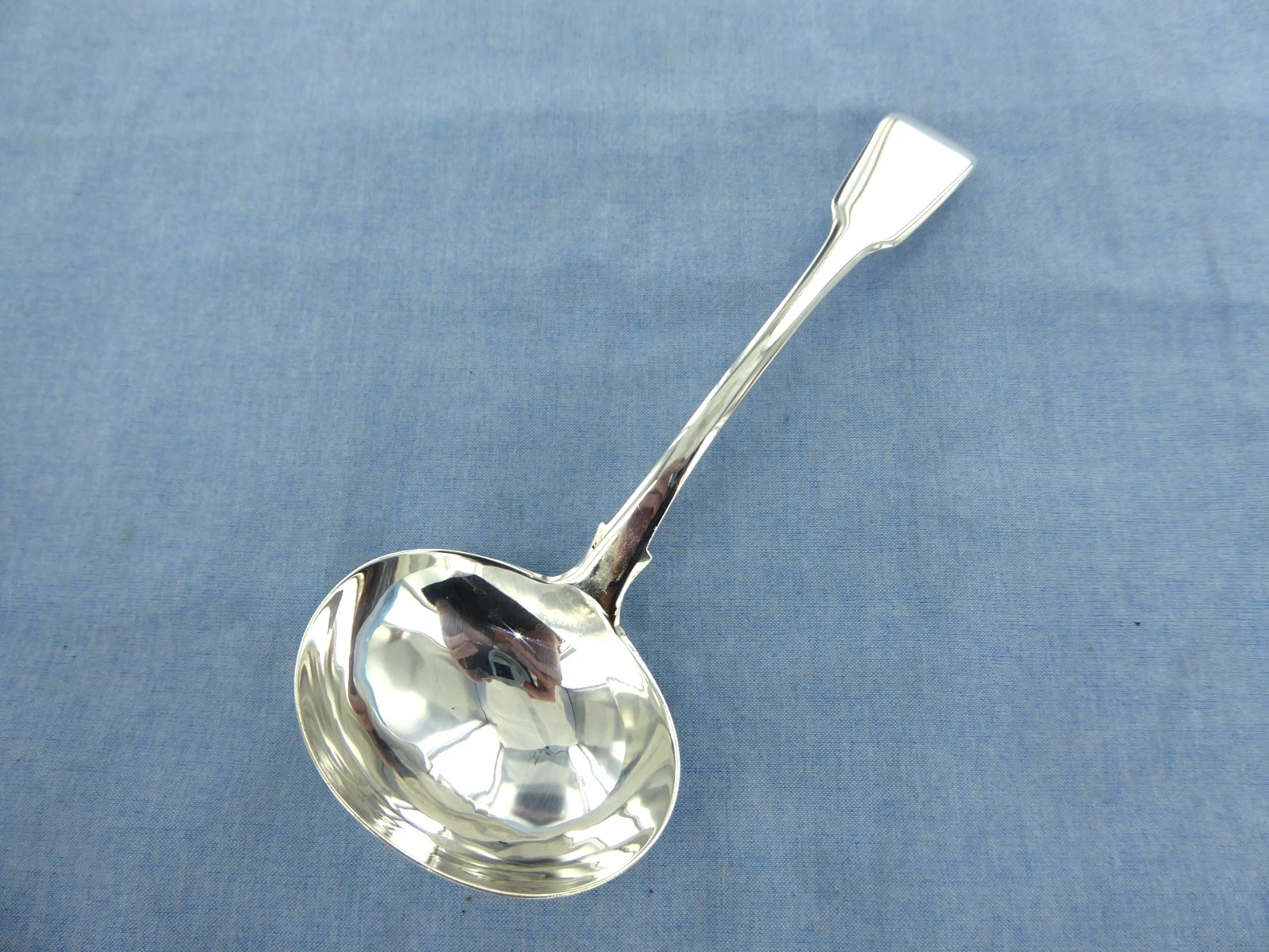 AN ANTIQUE STERLING SILVER FIDDLE BACK SAUCE LADLE LONDON 1823.
