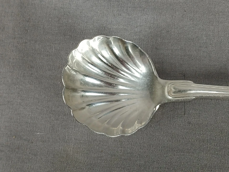 Cuchara de concha de azúcar vintage de plata de ley con patrón Kirk Kings 5 3/8 Foto 4 de 4