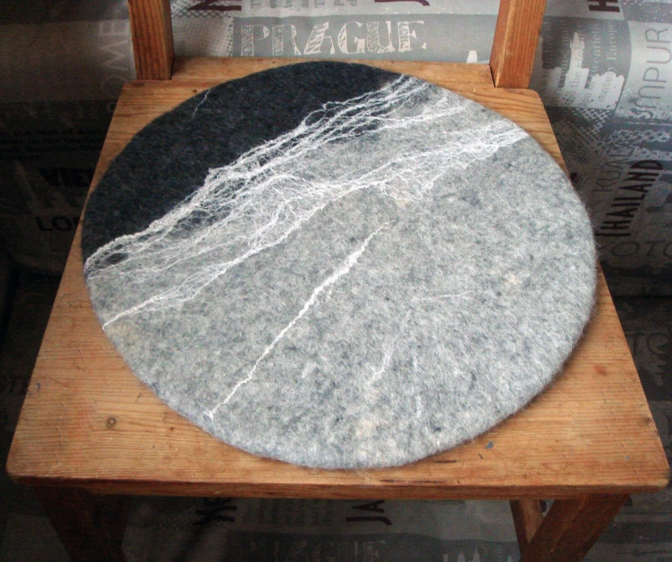 Están disponibles asientos de lana de fieltro cálido con estilo hecho a mano para sillas duras o taburetes Foto 2 de 4