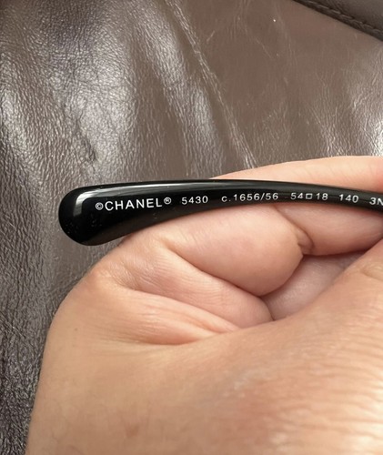 Occhiali da sole donna Chanel bianco e nero - Foto 2 di 15