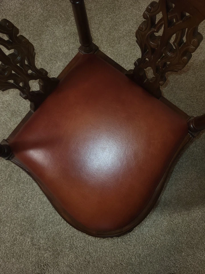 Silla de esquina Chippendale con pie de bola y garra - caoba tallada - tapicería de cuero Foto 3 de 4