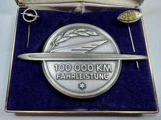 OPEL 2 Stk ANSTECKNADEL PLAKETTE 100.000 km / 125 Jahre Lapel Pin Auszeichnung