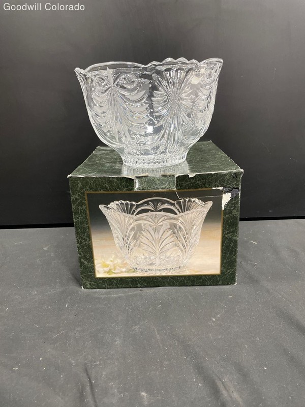 Crystal Clear Bowl Pressed Glass Leaf Pattern Decorative Scalloped Edge Original