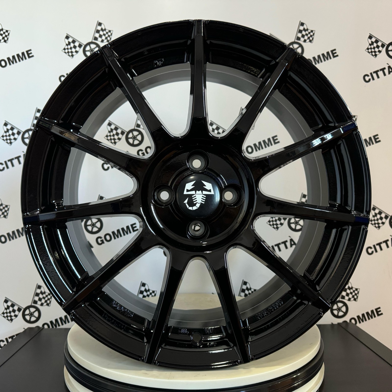 Kit 4 Cerchi in Lega Abarth 500 da 16" Nuovi + 4 Gomme 195/45R16 Pirelli Powergy - Miniatura 4