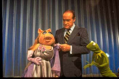 Bob Hope with puppet characters Kermit The Frog and Miss Piggy - TV Old Photo 1