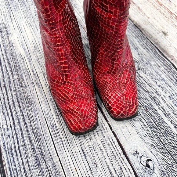 Botas de salto quadrado vintage anos 90 Bellini couro em relevo cobra vermelha - Imagem 3 de 4