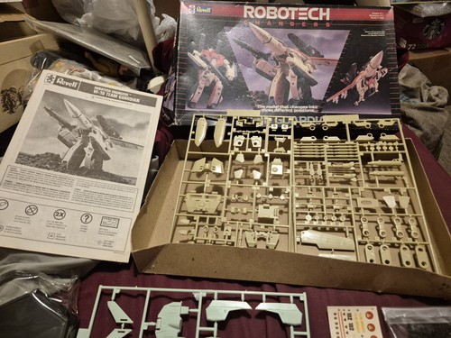 Revell Robotech Changers 1/100 VF-1D Guardian Model Kit #1408 - Picture 10 of 10