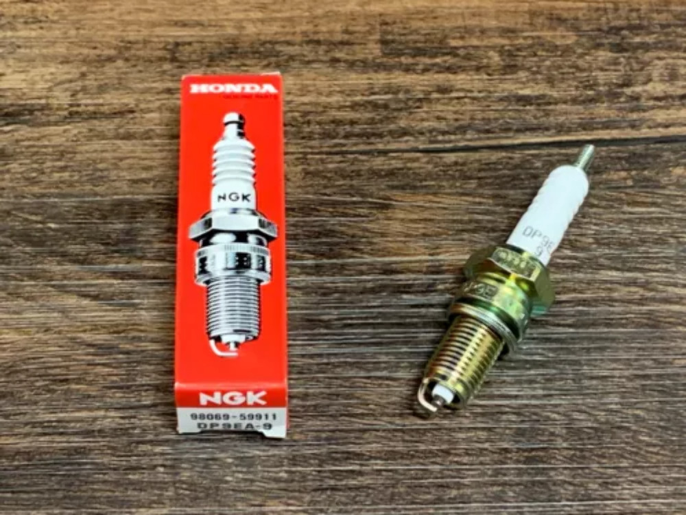 1980-2007 Honda GL CB VF DP9EA-9 Spark Plug OEM 98069-59911 New