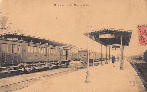 Carte Postale Ancienne – BUCHY (76) : La Gare Et Le Train, Scène De Vie, Années 1900