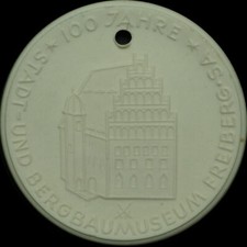 BERGBAU: Porzellan-Medaille 1961. 100 JAHRE BERGBAUMUSEUM FREIBERG / SACHSEN.