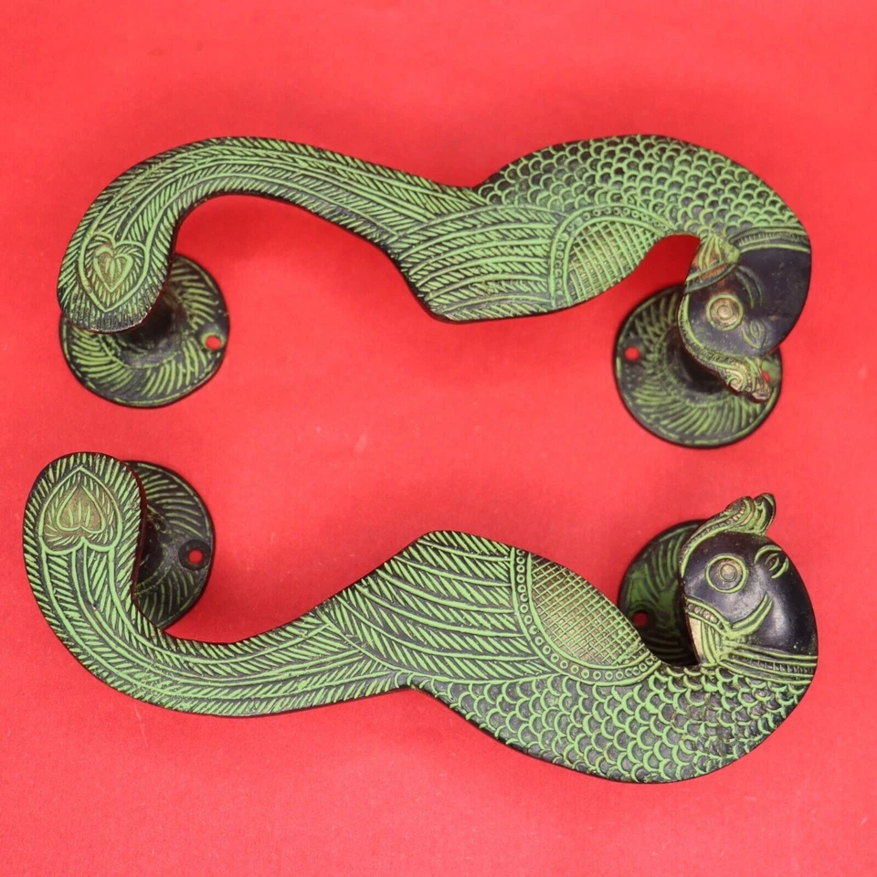 Tirador de puerta de latón macizo artesanal con acabado vintage antiguo con forma de pavo real Foto 2 de 4