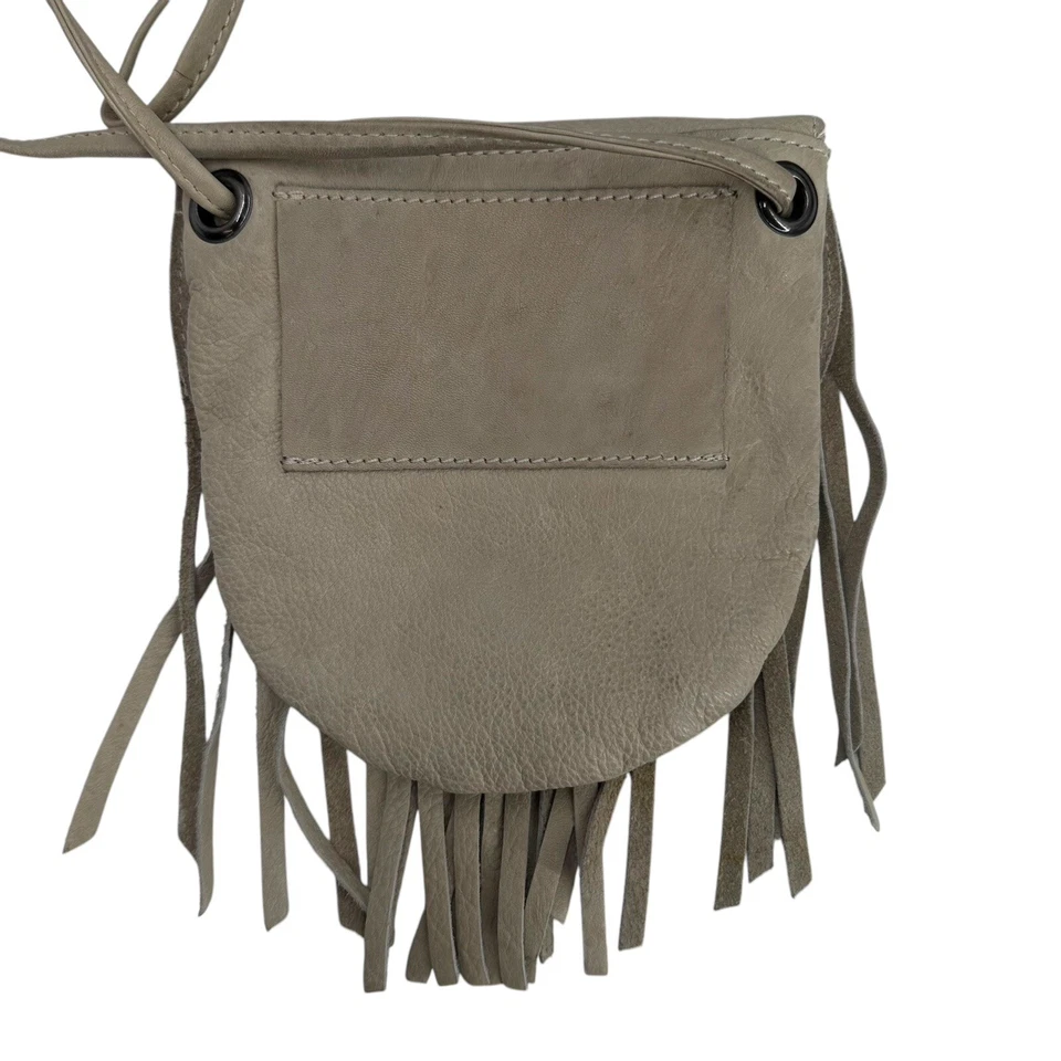 Bolso Cartera Cut N Paste Free People Pequeño de Cuero Beige con Flecos Bandolera Foto 3 de 4