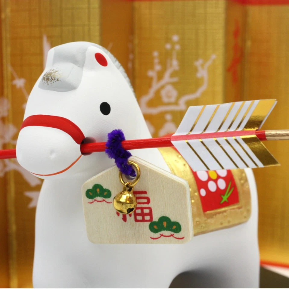 Jahrestierfigur 2026: Pferd Hayama, Figur mit Glückspfeil - Bild 2 von 4