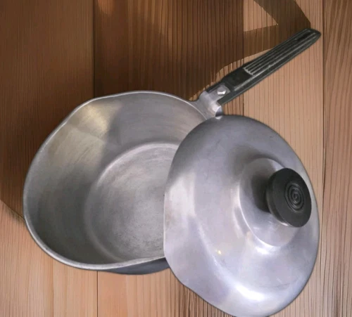 MAGNALITE 2 Quart USA Vtg Wagnerware Sauce Pan Bakelight Handles with...