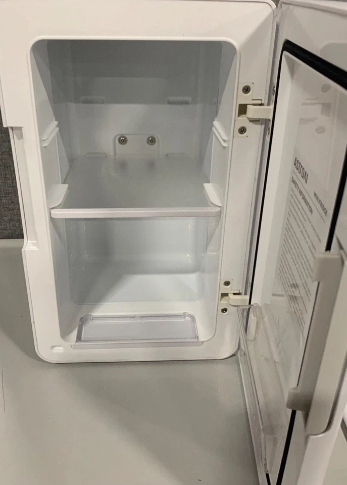 Compact AstroAI Mini Fridge 4L Mini 6 Can Capacity - Image 4 of 4
