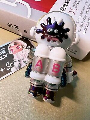 POP MART x KENNYSWORK Mega Collection 100% Space Molly 1 POP MART x KENNYSWORK Mega Collection 100% Space Molly 1