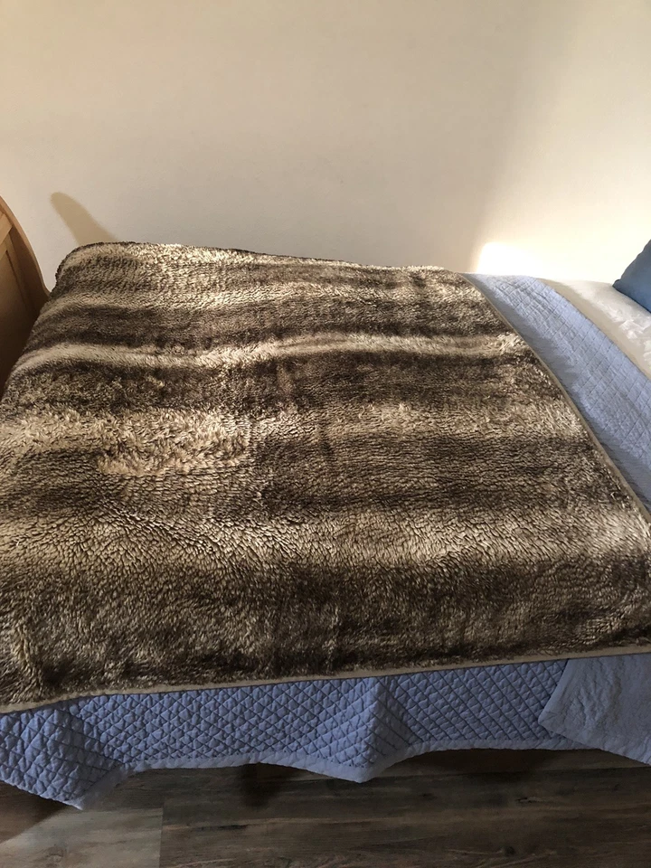 Cobertor Pottery Barn marrom bege listras de pele sintética costas de veludo 48x64" - Imagem 3 de 4