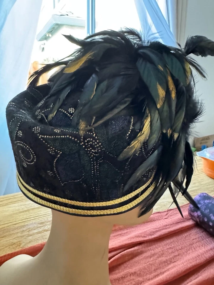 Sombrero de Cóctel Pluma Negra Vintage Borde Dorado Fascinator Años 50 60 Estilo Derby Foto 3 de 4