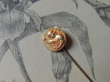 Charmante épingle / Broche en métal doré Enfant au panier de Cerise