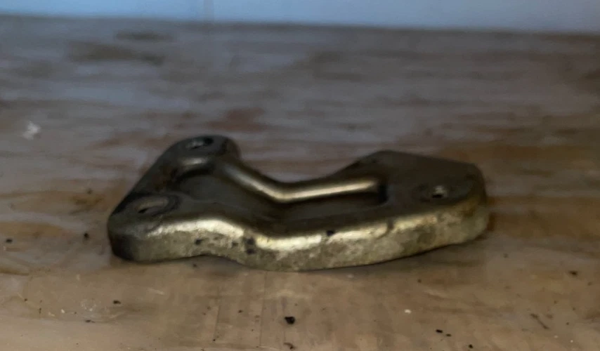 1977–1985 Mercedes-Benz Diesel 300D OEM Power Steering Pump Rear Mount Bracket - Image 4 of 4