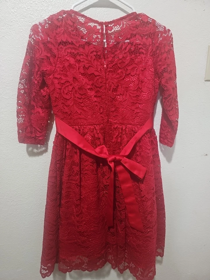 Vestido de Encaje Rojo Ediciones Raras con Lazo y Medallón de Estrás, Talla 10 Foto 4 de 4
