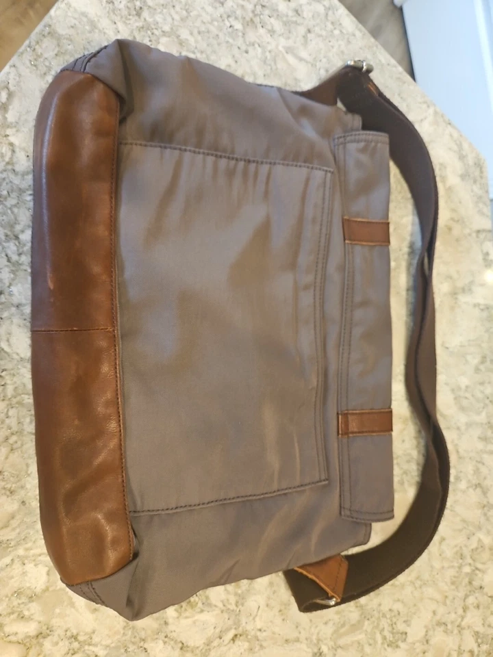 Bolso de hombro Fossil Messenger, lona y cuero, marrón y gris Foto 3 de 4