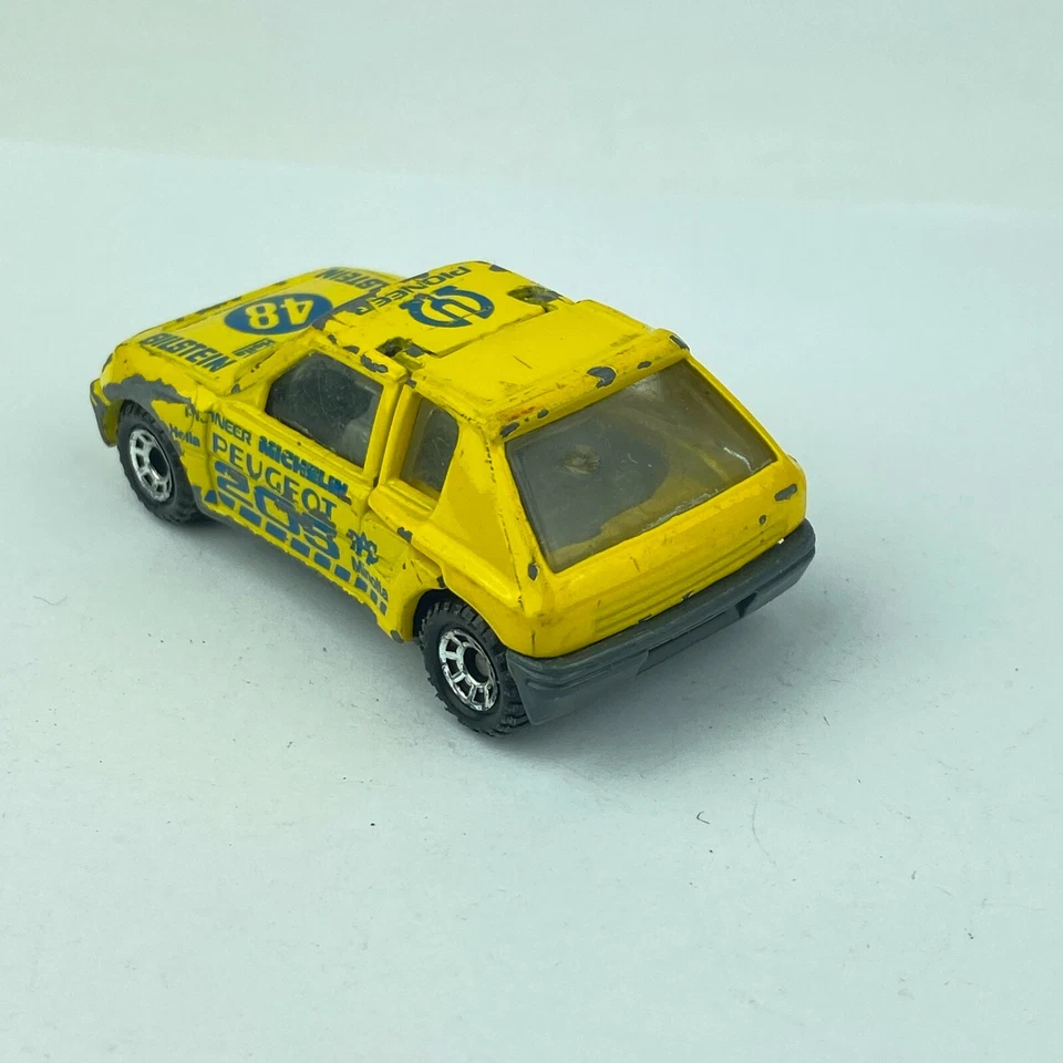 Coche de juguete diecast amarillo Matchbox Peugeot 205 Turbo 16 1984 Foto 3 de 4