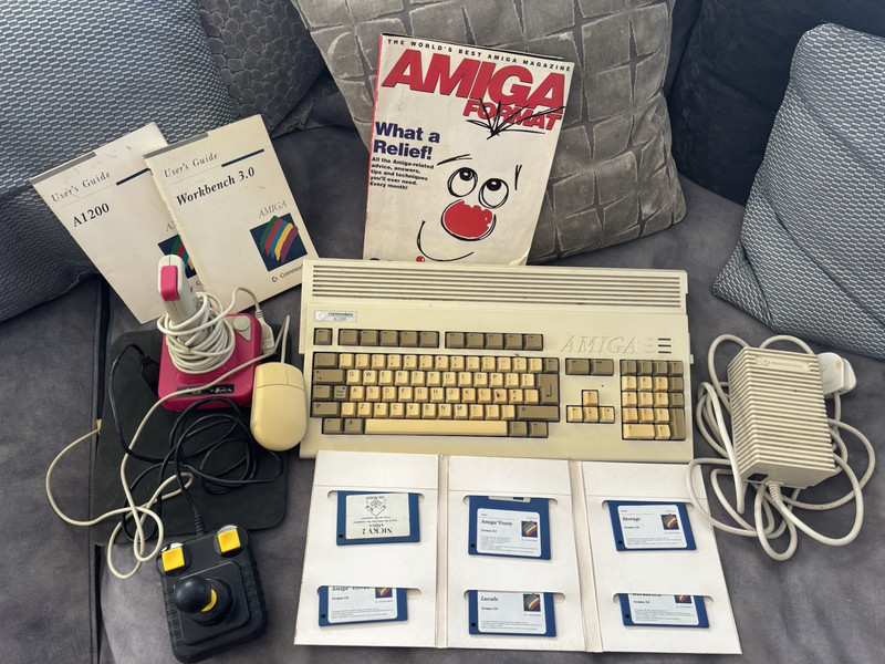Commodore Amiga A1200 Vintage Bundle w/ Mouse Joystick Manuals Workbench 3.0