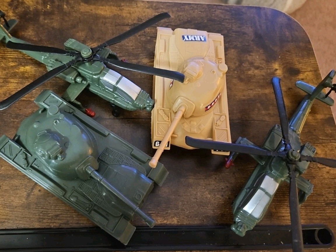 Vintage 2 Army Tanks And 2 Choppers Helicopters Toy R Us