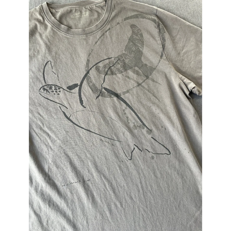 Camiseta Gráfica Crazy Shirts Wyland Tartaruga Marinha Masculina S Cinza Oceano Vida Marinha 2005 - Imagem 2 de 4