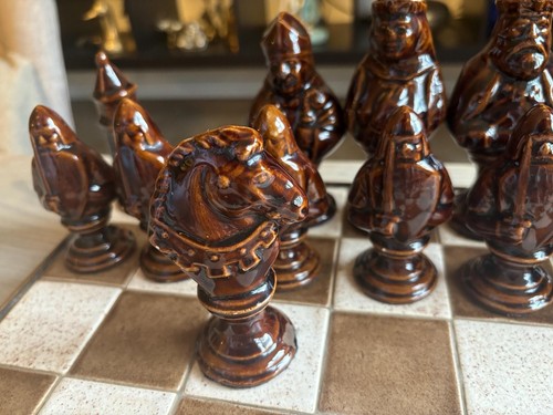 VINTAGE MCM ceramic chess set Medieval FIGURAL 32 pc Rare! with tiled chessboard - Picture 6 of 9
