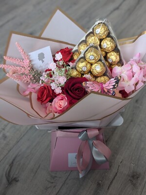 Schokoladenstrauß Ferrero Rocher rosa/rot Seidenblumen - Geschenkkorb 
