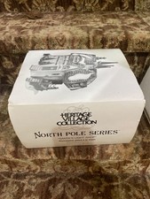 PRE-OWNED DEPT. 56 "SANTA'S LIGHT SHOP" ILLUMINATED CERAMIC BLDG.-N.POLE SERIES