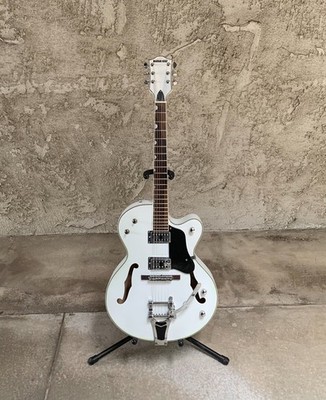 unbranded jazz / rockabilly electric guitar