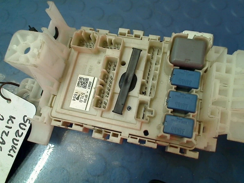 CAJA FUSIBLES CAJA FUSIBLES SUZUKI KIZASHI (FRE/FRF) sedán 2.4 16V 4x4 (J24B) 2011 Foto 3 de 4