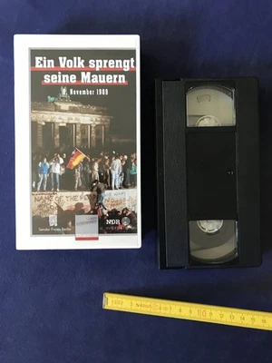 Kauf VHS Ein Volk sprengt seine Mauern Preisgekrönte Dokumentation zum Mauerfall - Bild 1 von 3