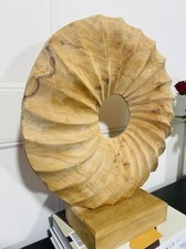 Ruota intagliata scolpita in legno fossile scanalato su supporto | Caratteristiche hotel ornamento decorativo