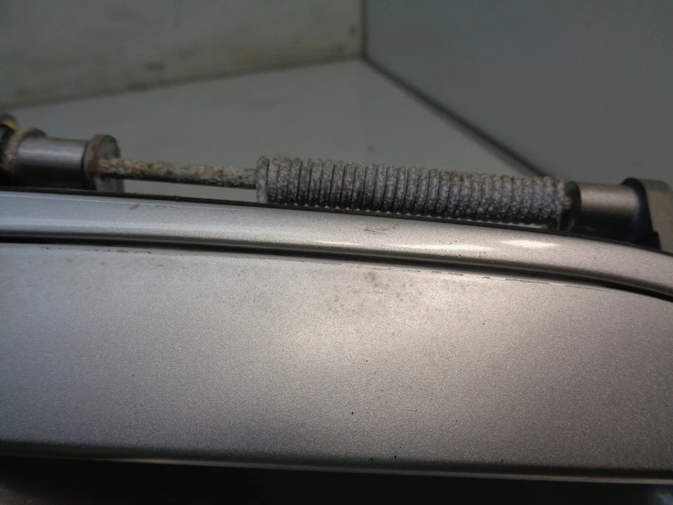 Manija de puerta exterior de pasajero trasero derecho Volvo S60 2001-2009 plateada OEM AK91105 Foto 4 de 4