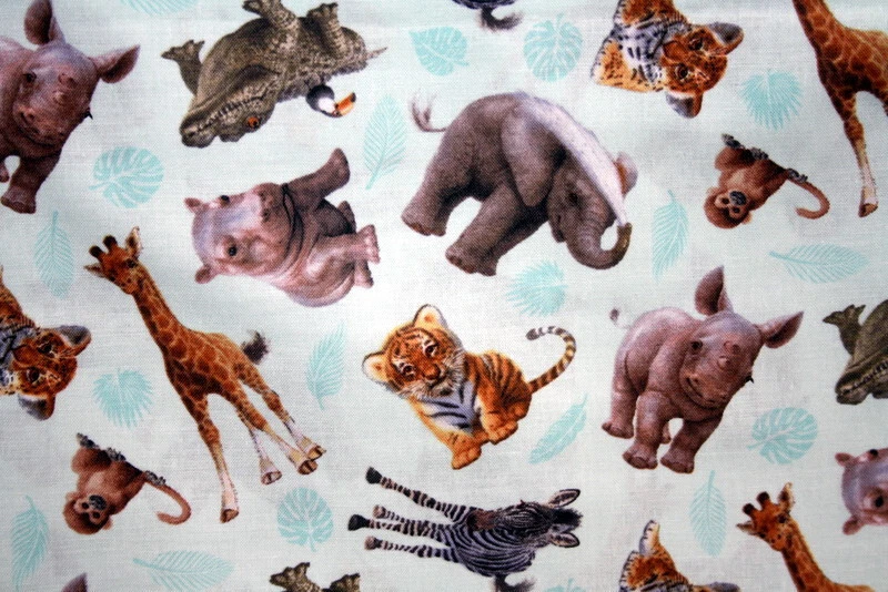 LINDOS ANIMALES BEBÉ EN VERDE CLARO DE ELIZABETH'S STUDIOS - TELA 100% ALGODÓN Foto 2 de 4