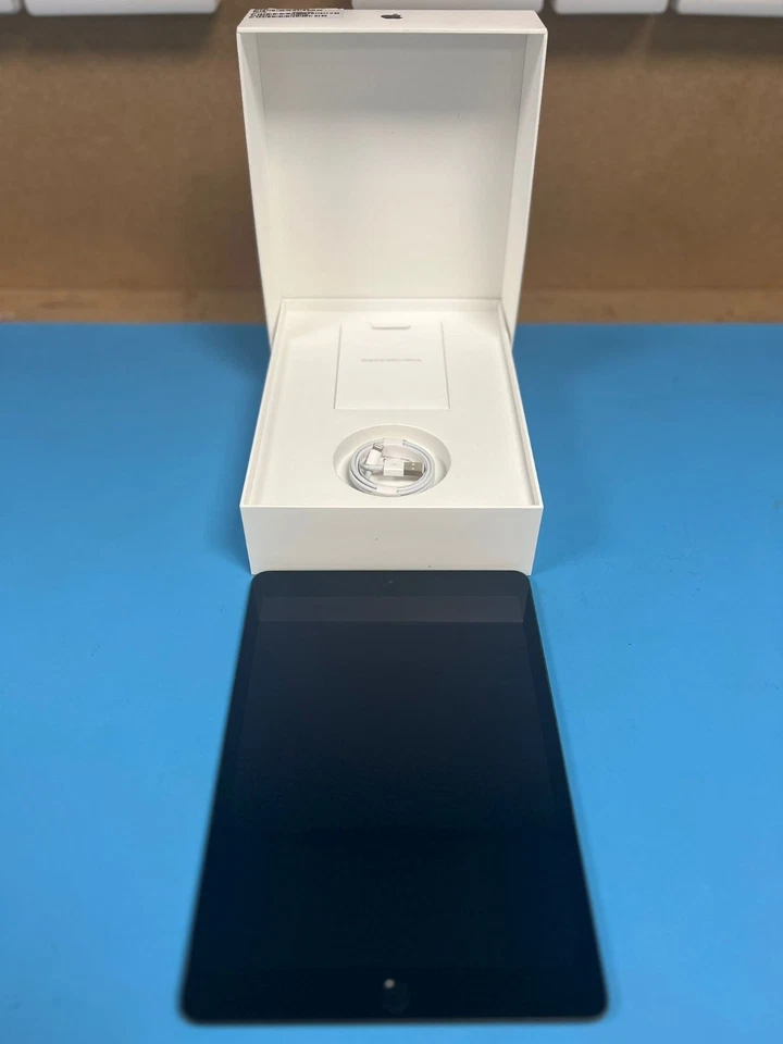 Apple iPad 7th Gen. 32GB, Wi-Fi + 4G 10.2 in - (2019)- Very Good Refurbished - Image 2 of 3