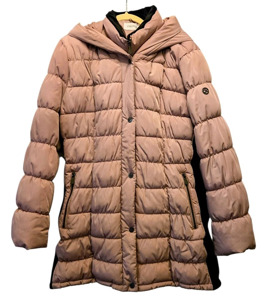 Abrigo chaqueta acolchada larga con capucha talla XL cervatillo rosa polvoriento Calvin Klein para mujer usado en excelente estado acogedor Foto 2 de 4