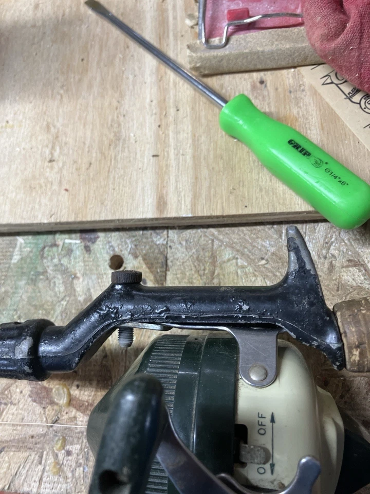 Carrete Spincast Zebco 888 de colección + varilla de fibra de vidrio con empuñadura de pistola (EE. UU., años 60) Foto 2 de 4