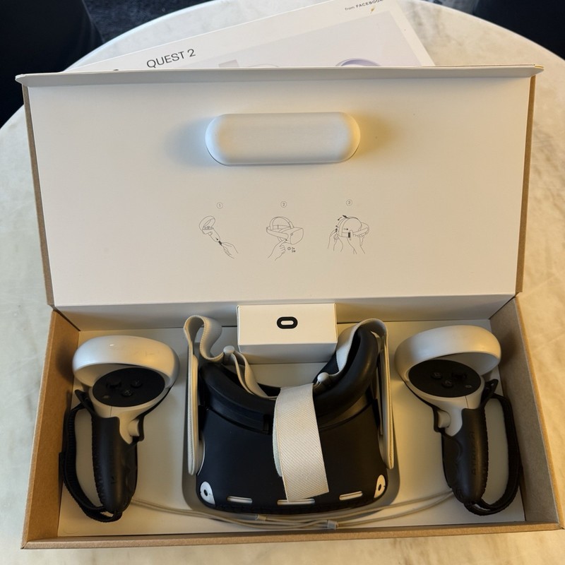 Oculus Meta Quest 2 Standalone VR Headset w/ Touch Controllers COMPLETE WORKING