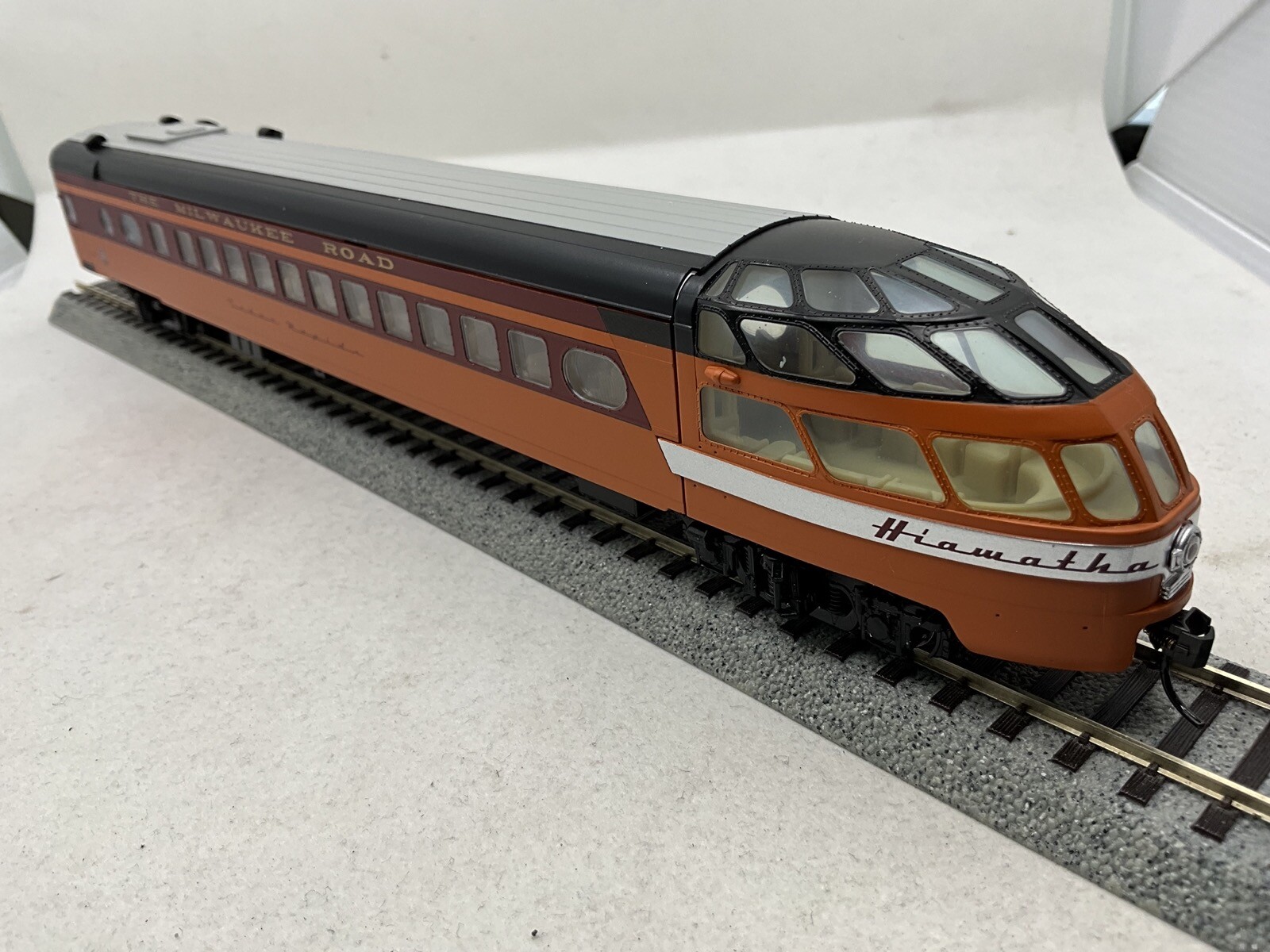 NIB Walthers HO Scale Excursion Skytop Lounge Milwaukee Road item 932