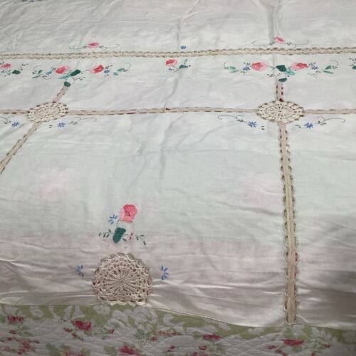 Vintage XLarge Oval Embroidered Appliqué Crochet Rounded Corners 114” X 64” MINT - Picture 4 of 12