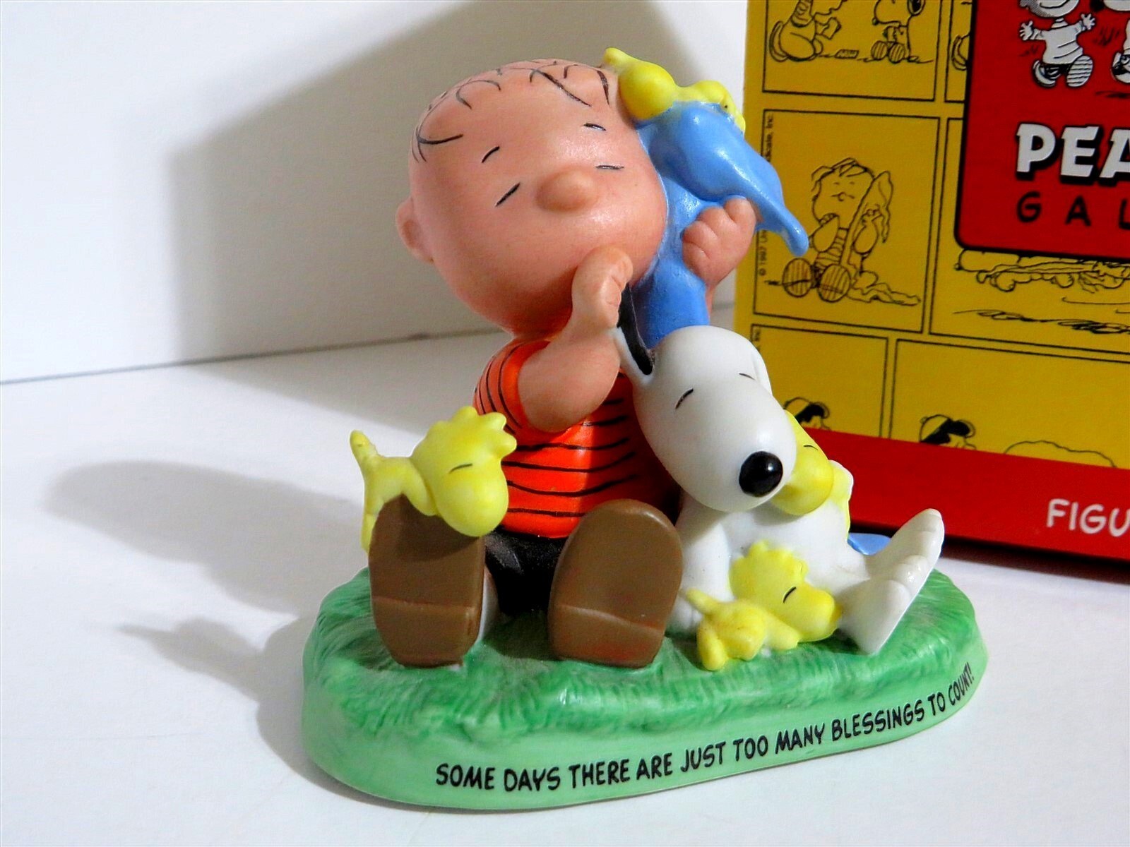 SNOOPY PEANUTS Charlie Brown Linus Hallmark Gallery Porcelain Figurine 2001 Collectible