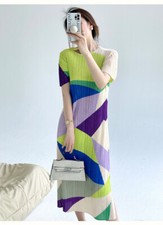 Women Fashion Printed Short Sleeved Dress with Pleated Midi Length Skirt