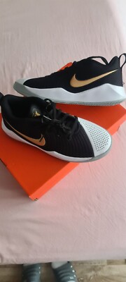 Nike Team Hustle Quick 2 GS Black/Metallic Gold, Gr. 37,5